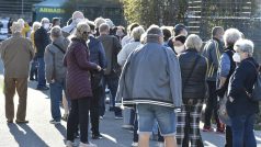 Lidé ve frontě u univerzitního kampusu v Brně, kde začalo testování vzorku populace na protilátky proti koronaviru. Čekající by měli dodržovat dvoumetrové rozestupy