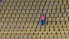 Podavač míčů na prázdné tribuně během zápasu Teplice - Liberec