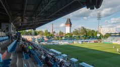 Poloprázdná tribuna na stadionu v Českých Budějovicích