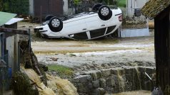 Hasiči během noci vyprostili také osoby uvízlé v zatopených automobilech