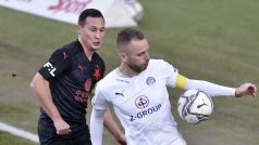 Zleva Jan Bořil ze Slavie a Michal Kadlec ze Slovácka