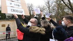 Protest před ruským velvyslanectvím v Praze.