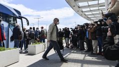 Novináři sledují na Letišti Václava Havla v Praze přípravy na odlet diplomatů a zaměstnanců ruského velvyslanectví.
