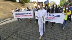 V čele průvodu šla žena, která v rukou držela symboly justice a spravedlnosti