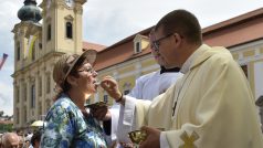 Slavnostní poutní mše, kterou na nádvoří u baziliky Nanebevzetí Panny Marie a sv. Cyrila a Metoděje na Velehradě pokračovaly Dny lidí dobré vůle a oslavy výročí příchodu věrozvěstů Cyrila a Metoděje.