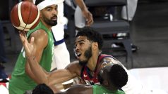 Jayson Tatum z USA se snaží prosadit proti Nigérii