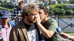 Andrej Babiš mladší se baví s režisérem Vítem Klusákem na zahájení předvolení kampaně hnutí ANO