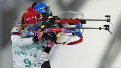 Biatlonistka Markéta Davidová na střelnici v olympijském Pekingu
