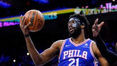 Joel Embiid se vrátil do hry s ochrannou maskou