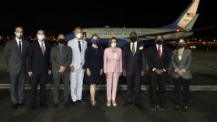 Nancy Pelosiová (v růžovém kostýmu) dorazila na Tchaj-wan