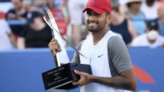 Nick Kyrgios s trofejí pro šampiona turnaje ATP ve Washingtonu