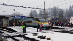 Pendolino jen o centimetry minulo skupinu lidí s dětmi