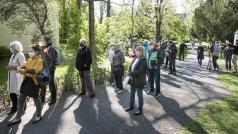 Ve frontě mezi lidmi docházelo dopoledne v Kateřinské zahradě ke slovním konfliktům. A někteří zájemci si také stěžovali, že nevěděli o možné denní kapacitě odběrových míst.