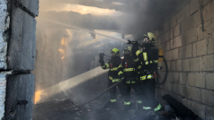 Zasahující hasiči při požáru v ulici U Vršovického hřbitova