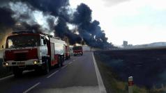 Hasičské sbory zasahují u požáru pole a skládky pneumatik na Znojemsku