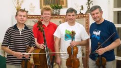 Pražákovo kvarteto po soukromé zkoušce, zleva doprava: Vlastimil Holek (housle), Michal Kaňka (violoncello), Josef Klusoň (viola), Pavel Hůla (housle). Archivní foto