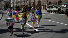 Příbuzní obránců Azovstalu, kteří jsou v ruském zajetí, při pochodu v centru Kyjeva