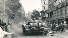 Vojska Varšavské smlouvy vpadla do Československa v noci na 21. srpen 1968. Na snímku okupační tank před budovou Československého rozhlasu na Vinohradské třídě v Praze