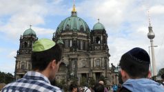 Židé s jarmulkami v Berlíně (ilustrační foto)
