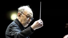 Ennio Morricone během dirigování při pražském koncertu