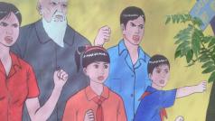 Vyobazení Ujgurů na čínském propagandistickém plakátu (okres Aksu v Ujgurské autonomní oblasti Sin-ťiang, Čína, červenec 2015).