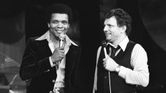 Zpěvák Johnny Nash (vlevo) a vedle něj Jacques Martin