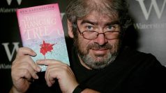 Bitský spisovatel Ben Aaronovitch se svou knihou The Hanging Tree