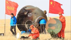 Čína neskrývá ambice stát se vesmírnou velmocí. Na ilustračním snímku zkoumají čínští vědci a technici kabinu vesmírné lodi Šen-čou-11, která úspěšně přistála ve Vnitřním Mongolsku, listopad 2016.