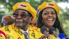 Robert a Grace Mugabeovi v barvách vládní strany Zimbabwská africká národní unie - Vlastenecká fronta (Zanu-PF) na setkání se členy strany a příznivci. Je 8. listopadu 2017 a Grace Mugabeová se právě stala viceprezidentkou země. Její vyhozený předchůdce Emerson Mnangagwa uprchl ze země.