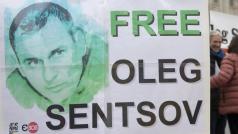 „Nenechají ho zemřít, ale mohou ho násilně krmit nebo zavřít na psychiatrii. Od hladovky ho odrazovat nebudu. Vím, že je neústupný a své rozhodnutí nezmění,“ říká Sencovův spoluvězeň Aleksandr Kolčenko.