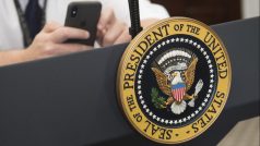Pracovní telefony v Bílém domu jsou speciálně upraveny tak, aby z nich nešlo odesílat textové zprávy. (ilustrační snímek).