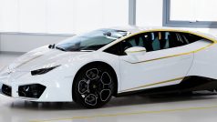 Klenot mezi auty, bílé Lamborghini Huracán se zlatými pruhy podepsané papežem Františkem