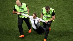 Členku Pussy Riot odvádějí z hřiště, na které vyběhla během finále fotbalového šampionátu