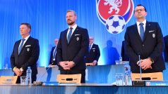 Mimořádná valná hromada fotbalové asociace v únoru 2019 (zleva): místopředseda Roman Berbr, generální sekretář Jan Pauly a předseda Martin Malík.