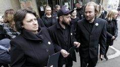 Učitelé v černém protestují proti nízkým platům v Česku i na Slovensku, vybrali si k tomu den učitelů.