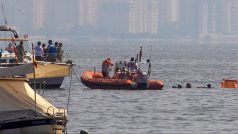 Záchranáři na místě pádu letadla do laguny Mar Menor nedaleko města Murcia.