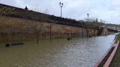 Řeka Garonna v Bordeaux na jihozápadě Francie se vylila ze svých břehů