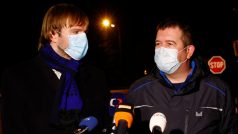 Adam Vojtěch, Jan Hamáček a Lubomír Metnar po příletu vojenského speciálu se zásilkou rychlotestů na koronavirus z Číny na základnu Kbely.