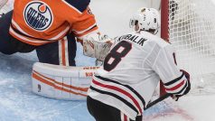 Dominik Kubalík z Chicaga se snaží překonat brakáře Edmontonu Mikka Koskinena