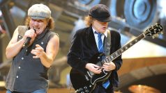 Hlavní zpěvák australských AC/DC Brian Johnson (vlevo) a hlavní kytarista Angus Young