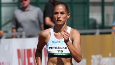 Tereza Petžilková ve finálovém běhu na 400 m na MČR mužů a žen na dráze, které se konalo v červnu 2021 ve Zlíně