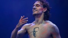 Sergej Polunin si na hruď a ramena si nechal udělat tři tetování s Putinem, zároveň má pravé ruce trojzubec - ukrajinský státní symbol