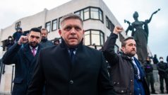 Richard Takáč, Robert Fico a Ľuboš Blaha (Smer-SD) před budovou slovenského parlamentu