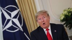 Donald Trump s vlajkou NATO v pozadí