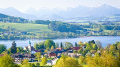 Rakouská obec Seeham a jezero Obertrumer See