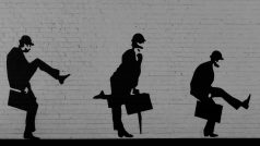 Murál v britském Norfolku zachycující švihlou chůzi ze skeče komediální skupiny Monty Python