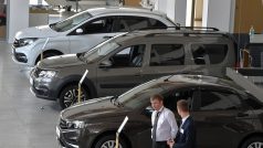 U prodejců automobilů Lada si nyní lze tyto vozy objednat jen v bílé, černé a tmavozelené barvě