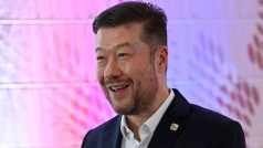 Tomio Okamura se ve volebním štábu raduje z výsledků svého hnutí SPD