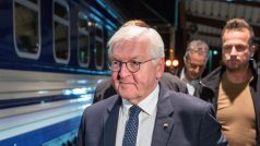 Německý prezident Frank-Walter Steinmeier nastupuje do vlaku a odjíždí do Kyjeva