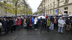 Lidé se scházejí v menších počtech také na Albertově, kde začalo pršet. Na shromáždění dorazily i ve špatném počasí stovky lidí, píše agentura ČTK. Společně zpívají českou státní hymnu